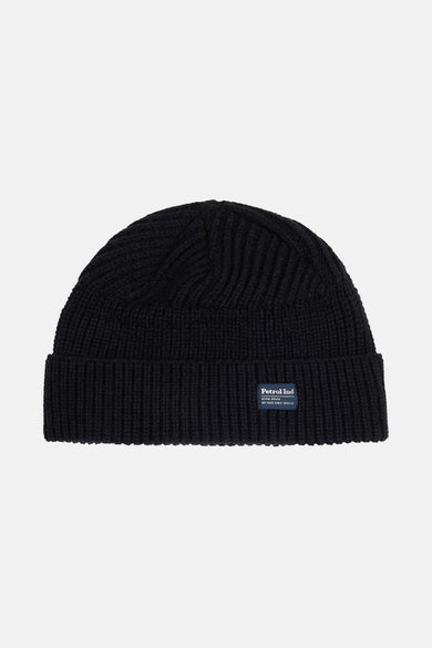 Mélange noir de Petrol Industries, avec une texture croustillante et un étiquetage de marque.
