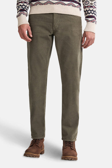 Pantalon vert de Petrol Industries, avec une texture en laine mérinos et un aspect décontracté, associé à des chaussures brunes et un pull.