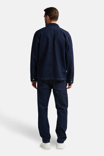 Veste en jeans bleu de Petrol Industries®, vue de derrière, avec des jeans assortis et des chaussures blanches.