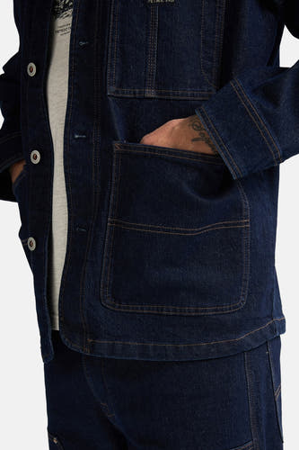 Veste en jeans bleu de Petrol Industries, avec des poches poitrine et et pocheche et des boutons visibles.