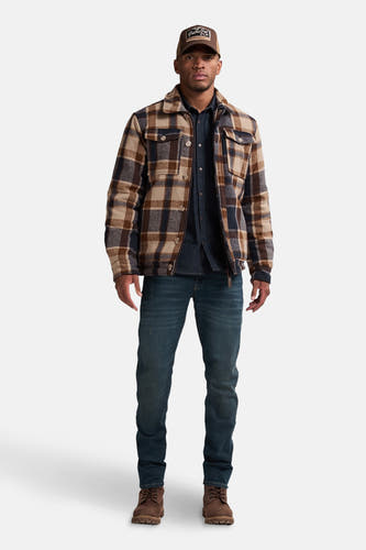 Manteau multicolore court de Petrol Industries, avec un motif de lunettes, porté sur une chemise bleu foncé et des jeans.