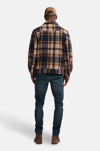 Veste courte multicolore de Petrol Industries®, avec un motif rayé et portée avec des jeans et des bottes.