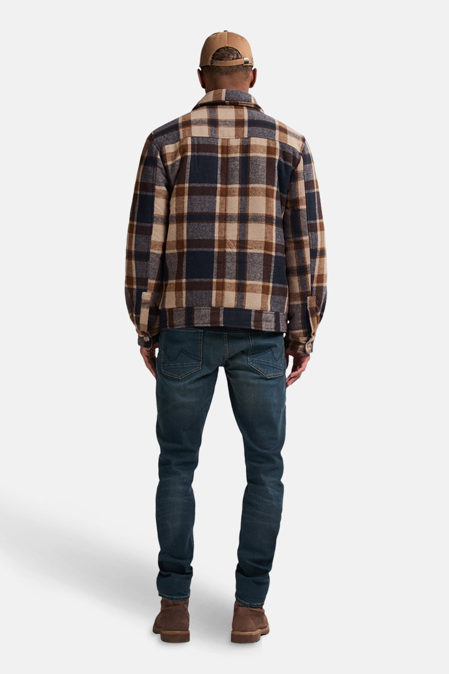 Veste courte multicolore de Petrol Industries®, avec un motif rayé et portée avec des jeans et des bottes.