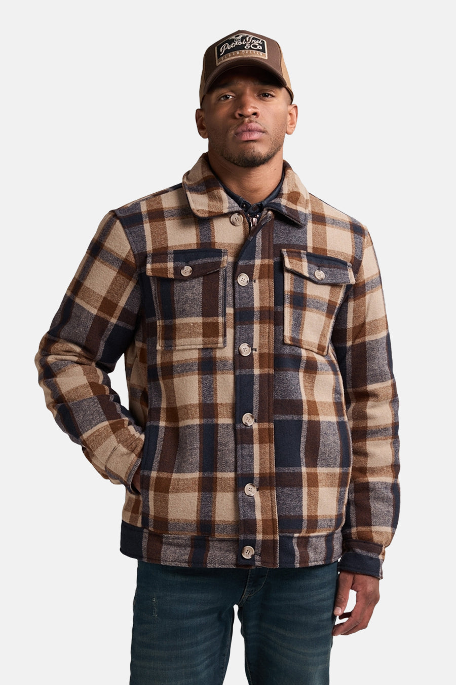 Manteau court multicolore de Petrol Industries® avec un motif de visière, une fermeture à boutons et des jeans bleus.