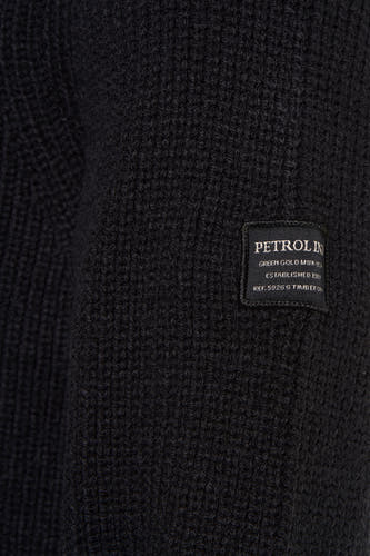 Gilet noir avec col rond de Petrol Industries, en texture tricotée grossière et étiquette de marque.