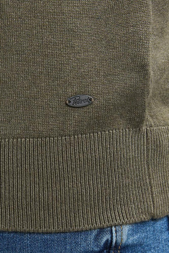 T-shirt vert avec col rond de Petrol Industries, avec une subtile badge de marque sur la poitrine et des bordures côtelées.