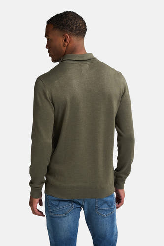 T-shirt vert avec col rond de Petrol Industries, vu de derrière, porté avec un jean bleu.