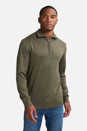 T-shirt vert avec col rond de Petrol Industries®, doté d'une courte fermeture éclair et porté avec un jean bleu.