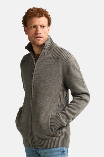 Veste verte de Petrol Industries, avec fermeture éclair et poches, portée sur un chemisier marron et un jean bleu.