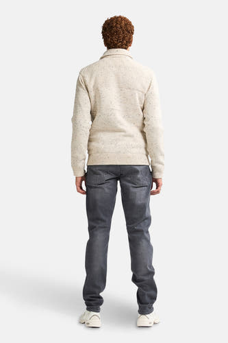 Mauve court manteau de Petrol Industries®, vu de derrière, avec des jeans gris et des baskets blanches.