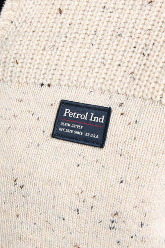 Ecru manteau court de Petrol Industries, avec une texture subtilement mélangée et un étiquette bleu foncé.