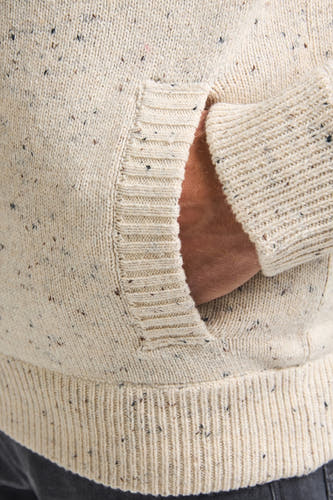 Ecru manteau court de Petrol Industries® avec texture et une main dans la poche.