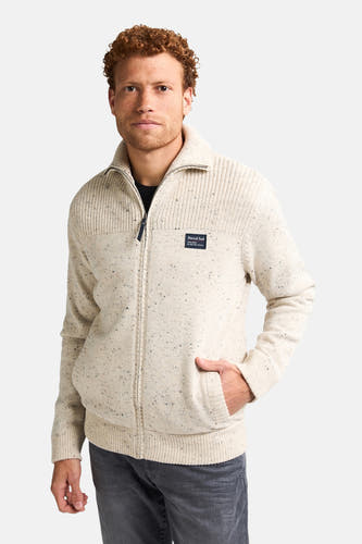 Mauve court manteau de Petrol Industries, avec fermeture éclair et poches, porté avec des jeans gris.