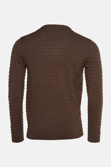 Pull marron avec col rond de Petrol Industries®, doté d'un motif de côtes horizontales subtil.