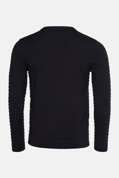 Donkerblauw gebreid herensweater met lange mouwen.