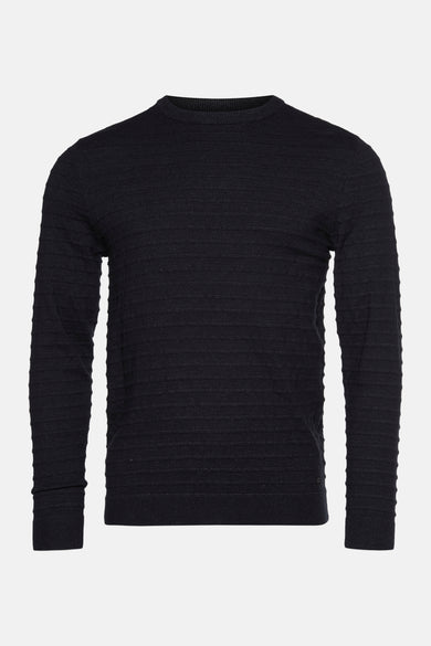 Zwarte trui met lange mouwen.