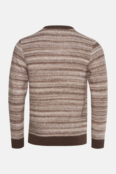 Pull beige à col rond de Petrol Industries, avec des rayures horizontales et des manches longues, vu de dos.