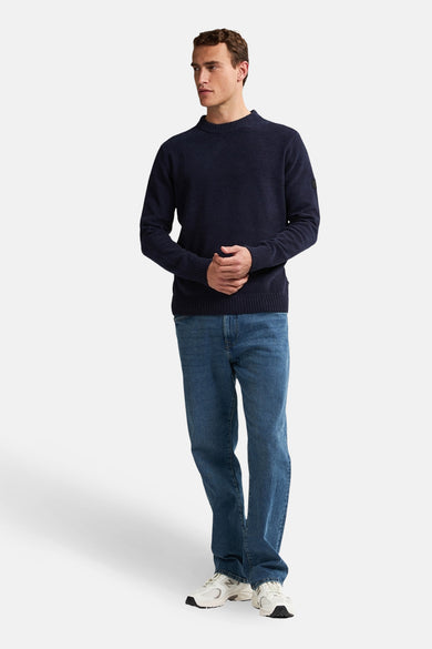 T-shirt bleu avec col rond de Petrol Industries®, porté avec des jeans et des baskets blanches.