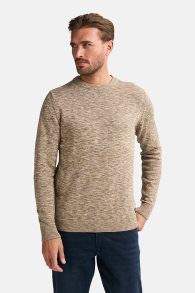 Pull rond bleu de Pet Industries Industries Pet, avec un un m etbre des longues longées porté avec des jeans foncés.