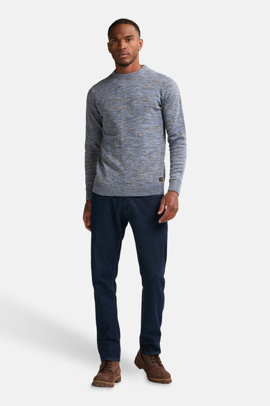 T-shirt bleu avec col rond de Petrol Industries®, à longues manches, associé à des jeans foncés et des chaussures marrons.