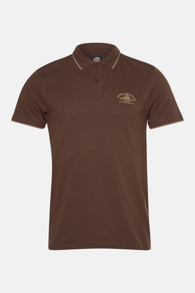 Polo marron à manches courtes de Petrol Industries, avec un logo imprimé sur la poitrine et une encolure finie.