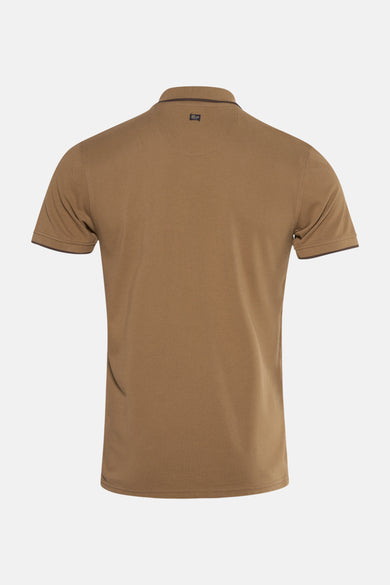 Polo beige à manches courtes de Petrol Industries, avec un dos visible et une texture lisse, des accents marrons.