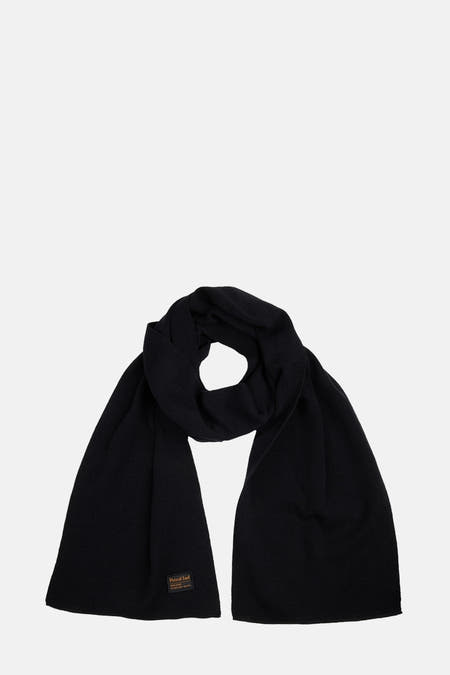 Chapeau d'hiver noir de Petrol Industries avec une texture côtelée et un petit étiquette de marque.