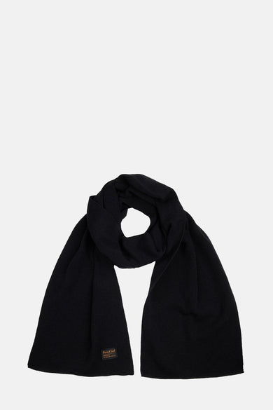 Chapeau d'hiver noir de Petrol Industries avec une texture côtelée et un petit étiquette de marque.