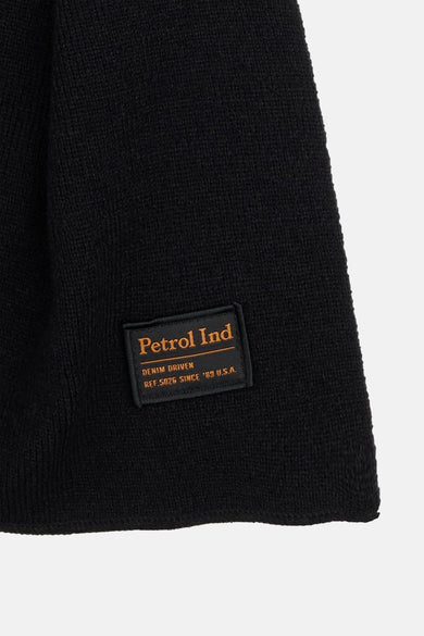 Chapeau d'hiver noir de Petrol Industries, avec un étiquette logo sur le bord.