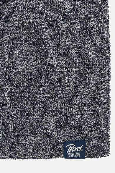 Écharpe d'hiver bleue de Petrol Industries, avec un fin bord côte et une patch logo.