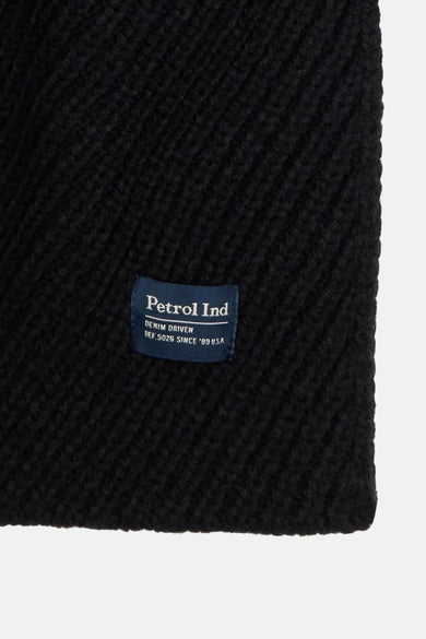 Châle d'hiver noir de Petrol Industries avec une texture grossièrement tricotée et un étiquette marque bleu foncé.