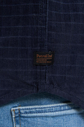 T-shirt en corduroy bleu avec des manches longues de Petrol Industries, avec un étiquette de marque et des jeans visibles.