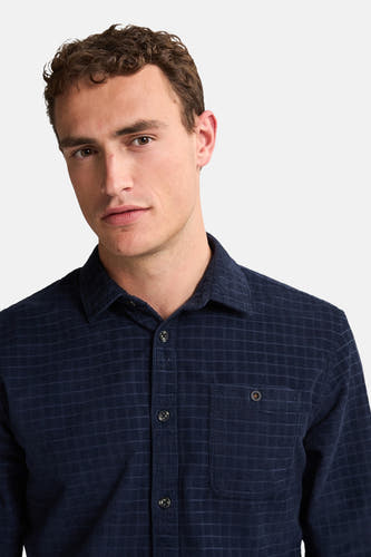Bleu, chemise à longues manches de Petrol Industries®, avec un motif de carreaux subtil et une poche po poitrine.