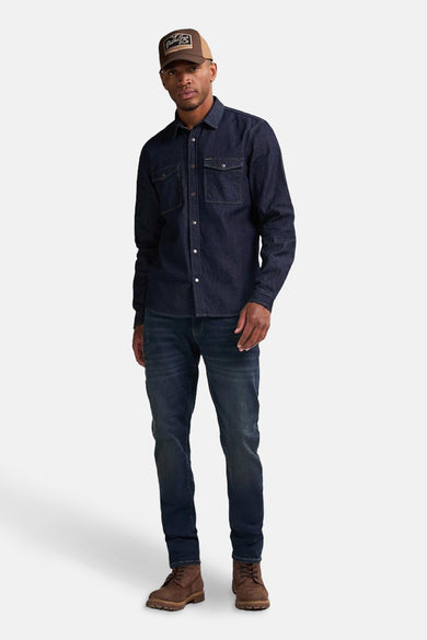Chemise en denim bleu marine à longues manches de Petrol Industries®, complète avec des jeans et des chaussures marrons.