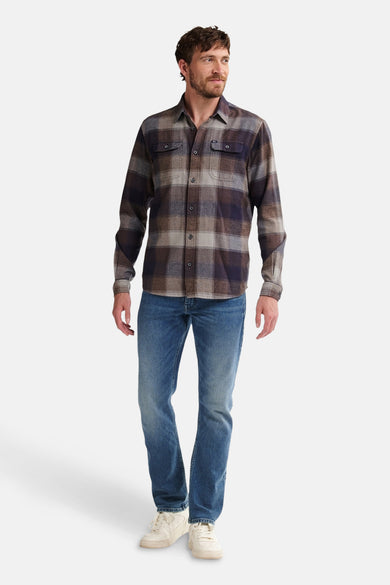 Chemise multicolore à manches longues de Petrol Industries®, avec un motif à carreaux, portée avec des jeans et des baskets.