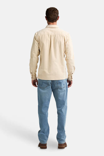 Chemise beige à longues manches de Petrol Industries, vue de derrière, avec des jeans bleus et des chaussures marrons.