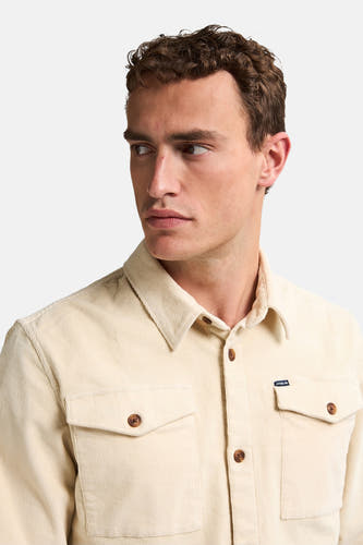 Chemise beige à longues manches de Petrol Industries, en texture corduroy avec des boutons bruns et des poches po poitrine.