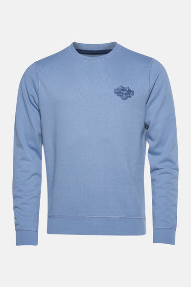 Sweat-shirt bleu de Petrol Industries avec un logo sur la poitrine et des manches longues.