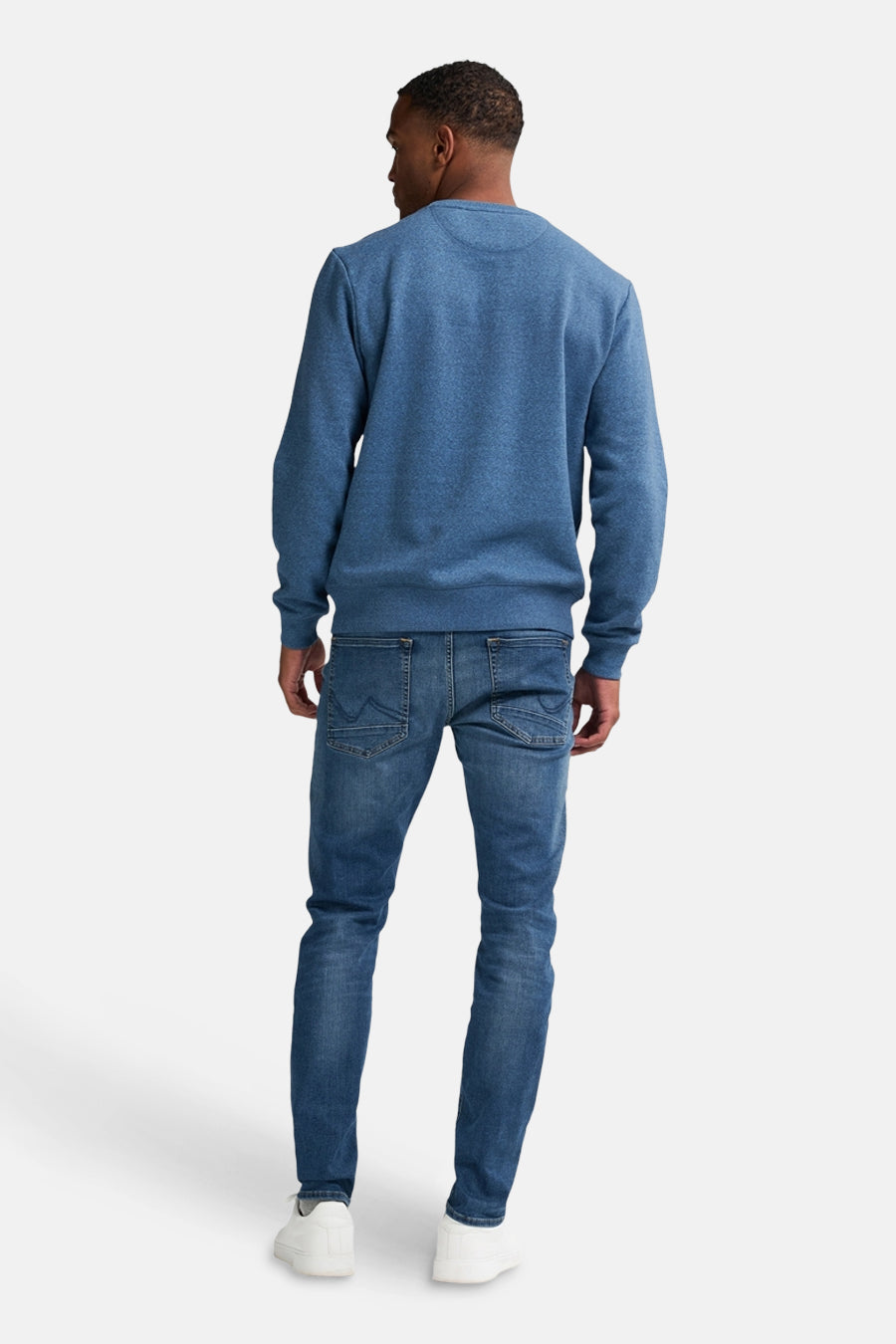 Pull-over bleu de Petrol Industries avec des manches longues et un col rond, vu de derrière.