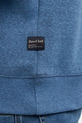 Gilet bleu de Petrol Industries avec une texture mélangée et un étiquette de marque sur la poitrine.