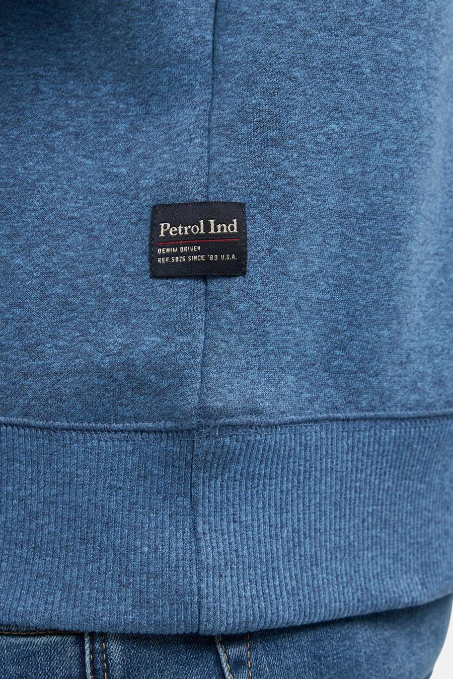 Gilet bleu de Petrol Industries avec une texture mélangée et un étiquette de marque sur la poitrine.