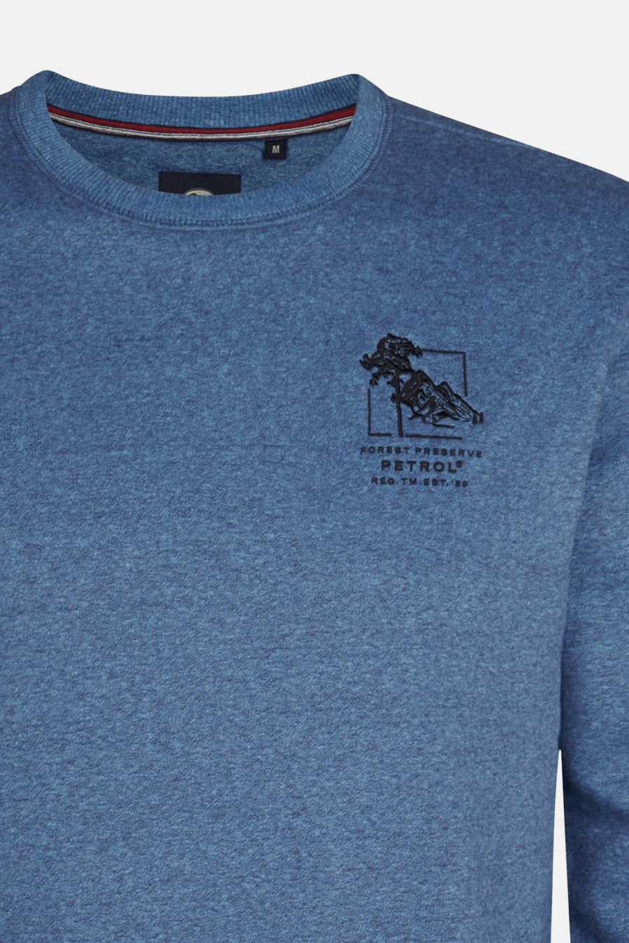 Gilet bleu de Petrol Industries avec un col rond et une impression graphique sur la poitrine.