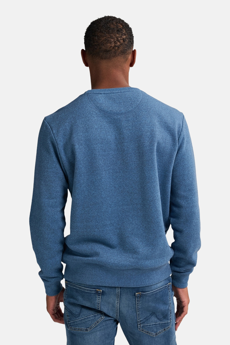 Pull-over bleu de Petrol Industries® avec des manches longues et un col rond, vu de dos, associé à des jeans.