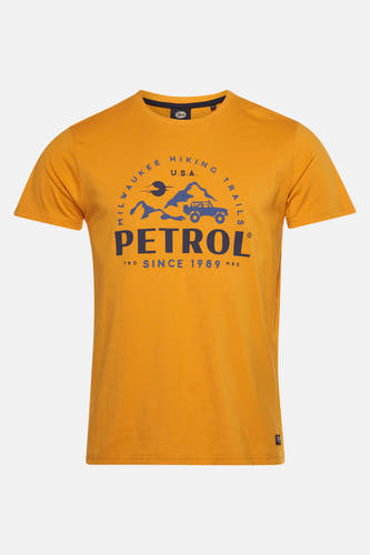 Geel T-shirt met korte mouwen van Petrol Industries®, met blauwe print van bergen, een auto en de tekst "Petrol".