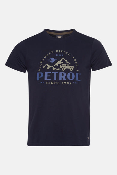 T-shirt bleu à manches courtes de Petrol Industries®, avec une impression d'une voiture et de montagnes.