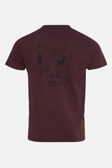T-shirt Bordeaux à manches courtes de Petrol Industries, avec une impression d'attributs de camping sur le dos.
