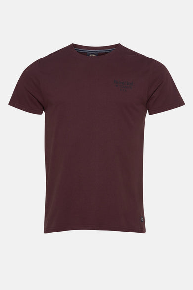 T-shirt Bordeaux à manches courtes de Petrol Industries, avec une impression textuelle sur la poitrine et un détail d'étiquette en bas.