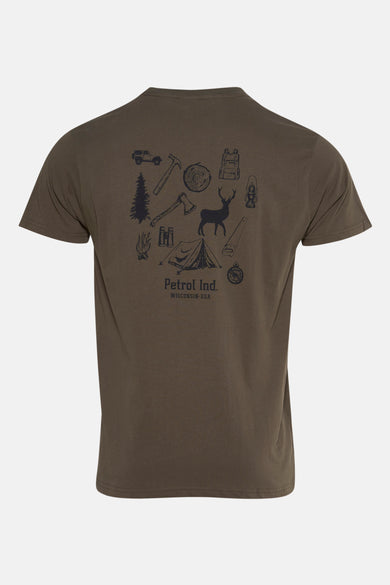 T-shirt vert avec manches courtes de Petrol Industries, imprimé de symboles de camping sur le dos.