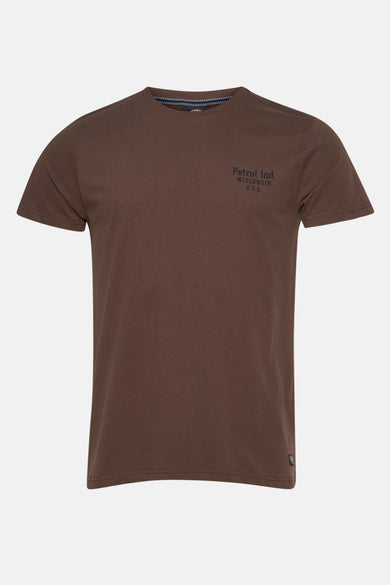 T-shirt marron à manches courtes de Petrol Industries, avec un petit imprimé sur la poitrine, coupe décontractée.