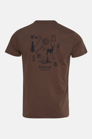 T-shirt brun à manches courtes de Petrol Industries, avec une impression liée au camping sur le dos.